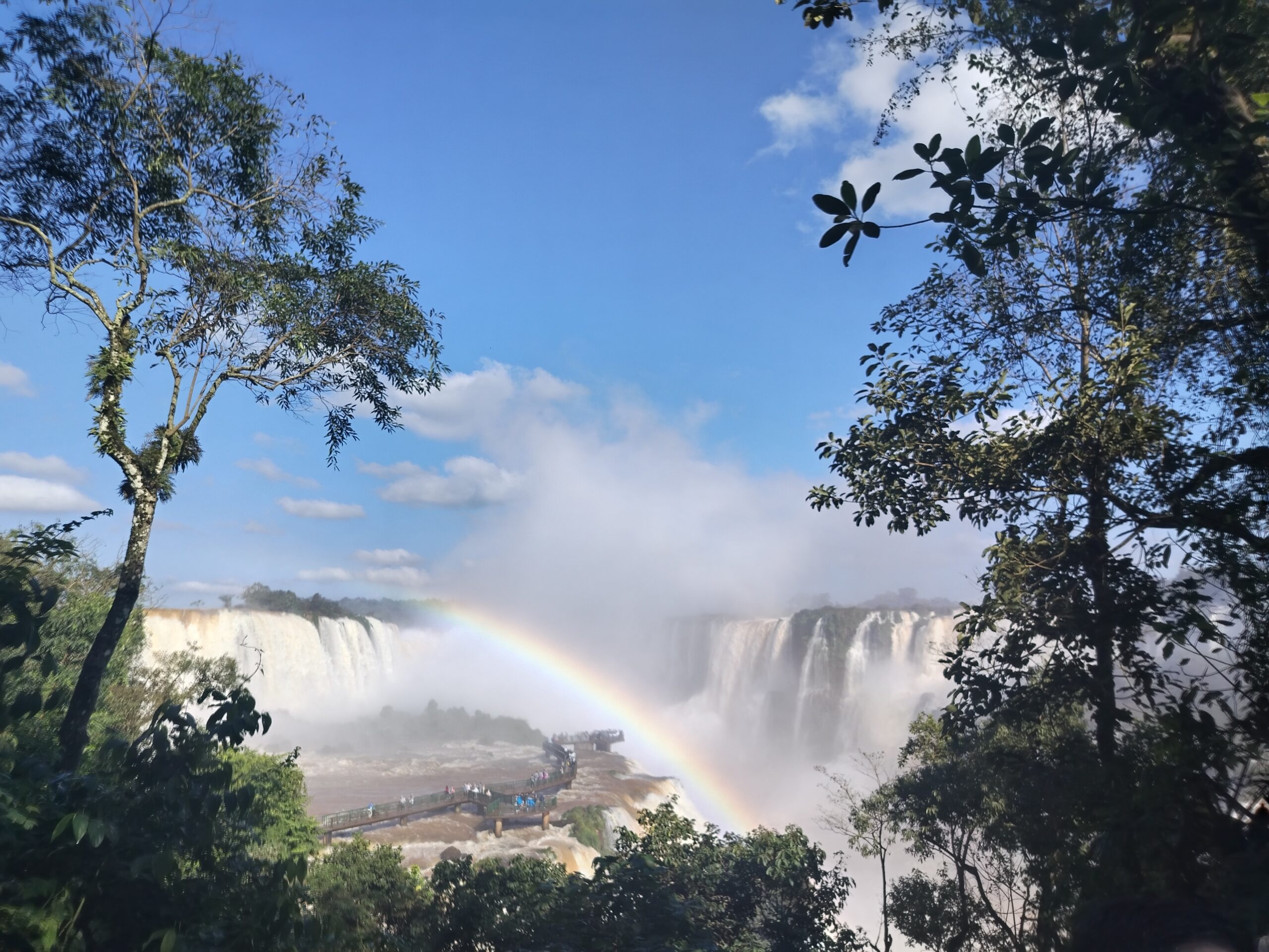 Paisaje con arcoíris en las Cataratas del Iguazú