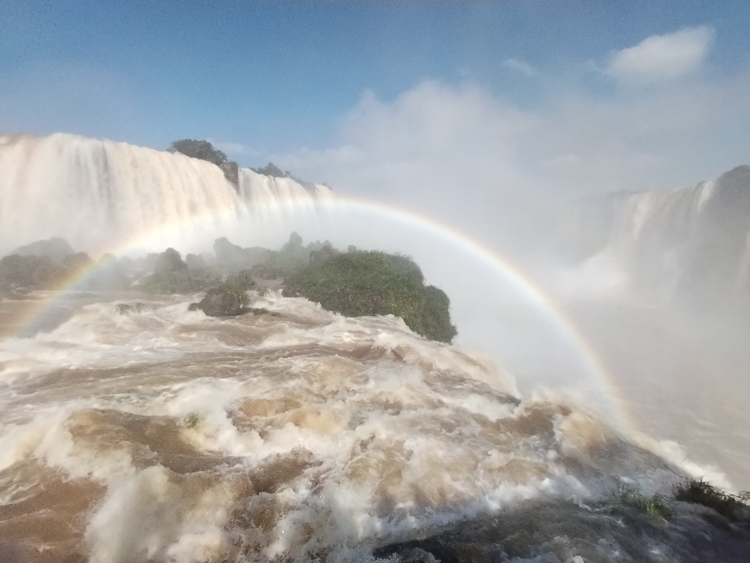 Arcoíris y vapor de agua en Iguazú
